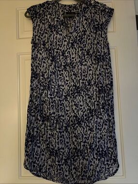 Ivy + Blu Sleeveless Navy and White Printed Shift Dress With Pockets - size 4